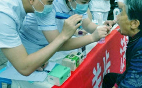 愛牙日主題美白廣告語