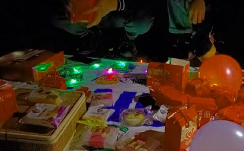 �_�W��A6��Ů?d��ng)[��?c��i)?/></p>
<p>&nbsp;&nbsp;&nbsp; �挦(du��)ӛ�������G��¶���Լ��[����ԭ����&ldquo;���ǽ��K����2001����Ϻ���������һ�ҹ�˾��(j��ng)�I(y��ng)ȫ���[�����R�o(h��)��Һ������������|(zh��)�����}ȫ���ٻصĆ��}��Ҳ�����y����?y��n)� �e���f�����bٍ�X�����_��һ�ҵ���ȥ��8�·��_�ĵ���̝��6�f��Ԫ�X��С���T�����3�·ݲ��w�ˣ����w�Ժ��Ҳ������T������߀��2�f��Ԫ�X��؛��̎��������Ҳ�������ˡ�&rdquo;</p>
<p>&nbsp;&nbsp;&nbsp; &ldquo;߀�����_���R�u��!&rdquo;</p>
<p>&nbsp;&nbsp;&nbsp; ���G�f���Լ��_܇��[��������?y��n)��؛���ں������^���㡣&ldquo;�_܇��[����ɶϡ������ǰ���֖|����߀��Ҋ�����_���R�u�������䌍(sh��)�F(xi��n)�����@��[�����Еr(sh��)һ��Ҳ���u��ȥһ�ɼ��·�&hellip;&hellip;&rdquo;</p>
<p>&nbsp;&nbsp;&nbsp; ��Ȼ�[����������β��ϾW(w��ng)�_����������G�f��֮���Բ��ϾW(w��ng)�u������?y��n)�؛����Ҳ�ǔ�a�Ķ���&ldquo;�˼�Ҫ���қ]������Ҫ�����������韩&rdquo;��</p>
<p>&nbsp;&nbsp;&nbsp; �f���@����G�ٴΏ�(qi��ng)�{(di��o)��Ҫ�ٽo�����գ�&ldquo;��Ҫ�������Ϲ�����ͬ�������Ҫ�����^�����ٸ���(li��n)ϵ����&rdquo;�f���@�������ҴҵؽY(ji��)�����@��ՄԒ����һ��(hu��)���_܇�x�_�ˣ���(d��ng)����Ҳ�]��¶����</p>
<p>&nbsp;&nbsp;&nbsp; Ͳ���(hu��)��?y��n)��_�W�Ͼ��I؛</p>
<p>&nbsp;&nbsp;&nbsp; ��܉��վ��[���u���^�İ����ˏ���(qi��ng)�����G�J(r��n)�R(sh��)��&ldquo;�����ゃ?c��)����������첻�?hu��)�ف��ˡ�&rdquo;</p>
<p>&nbsp;&nbsp;&nbsp; ��(j��ng)���ڵ�?c��i)������������İ��I(l��ng)�η��f���Լ�ϲ�g��С؜̎�I�|��������?y��n)������Ė|���r(ji��)��������&ldquo;���^�P(gu��n)�I�ǖ|��Ҫ�ã������l���u�]�P(gu��n)ϵ���Ҳ���(hu��)��?y��n)�һ��(g��)���_����܇��[������һ����(hu��)�I���Ė|�������^���@���u�|�����ܕ�(hu��)׌�Ҷ��P(gu��n)ע�@��(g��)����һ�c(di��n)�����Є�(chu��ng)��Ŷ��&rdquo;</p><script>s(