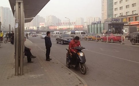 在公交站發(fā)生的一件事作文