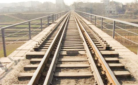 鐵軌蔓延的學(xué)生優(yōu)秀寫景作文