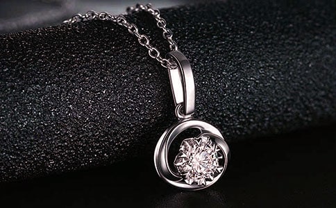 項鏈續(xù)寫300字