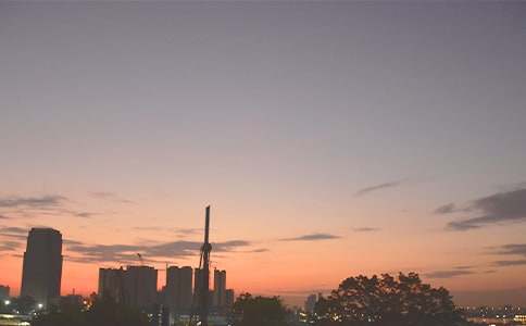 詩歌:我尾隨拂曉來到黑夜