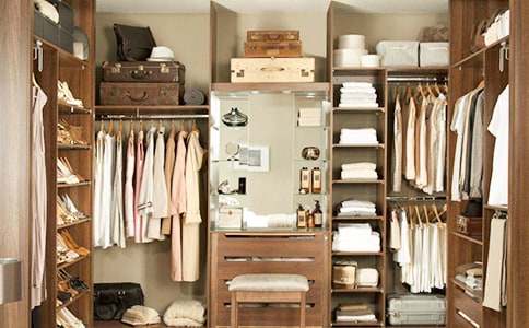 衣柜中的成長(zhǎng)故事-五年級(jí)-記敘文